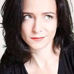 Kate Miles 飾演 Samantha