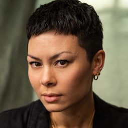 安娜·里昂布洛菲 飾演 Jin (voice)