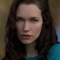 Hanna Brown 飾演 Annie