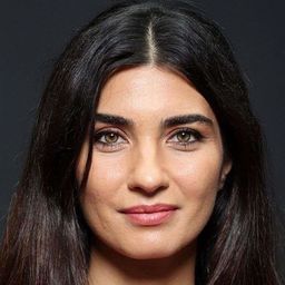 圖芭·布鈺庫斯廷 飾演 Zeynep Erez