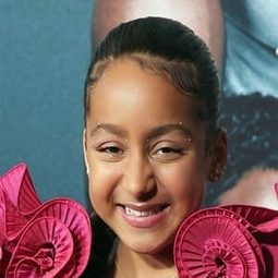 Mila Davis-Kent 飾演 Amara Creed