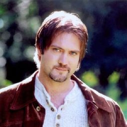 DJ Perry 飾演 John Sunderlin