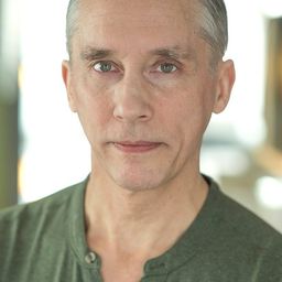 Alex Freeman 飾演 L'Anglais