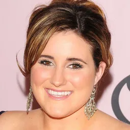 Kaycee Stroh 飾演 Martha Cox