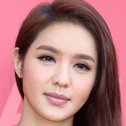 官恩娜  - 東風破演員 飾演Merry Kwan Ah Nam / Young Eva