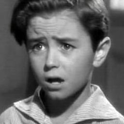 Charles Bates 飾演 Tommy Marat