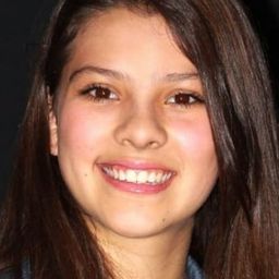 Paola Lara 飾演 Estrella