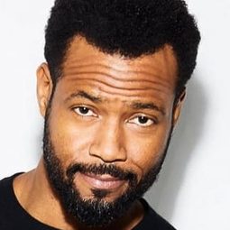 艾西亞穆斯達化 - 想當年演員 飾演T