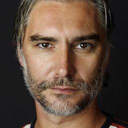 馬裏斯茲·德雷茲克 飾演 Roland