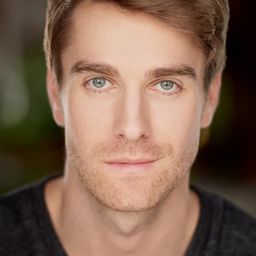 Mike Heslin 飾演 Fernando