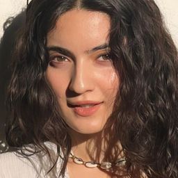 普拉蒂巴·蘭塔 飾演 Meera