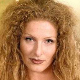 多美茲亞娜·喬達諾 飾演 Elle: Elena Torlato-Favrini