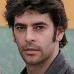 Pascal Tokatlian 飾演 Gérard