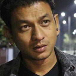 Krishna Singh Bisht 飾演 Artist Crony 2