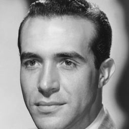 里卡多·蒙特爾班 飾演 Captain Esteban