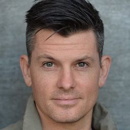 Ben Crowley 飾演 Jim Noble