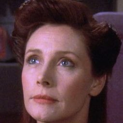Wendy Hughes 飾演 Amy Mackenzie
