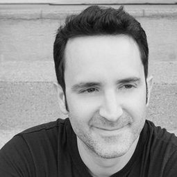 Michael James Dukes 飾演 Paramedic