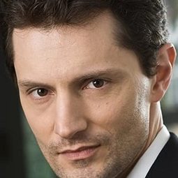 約翰·埃米特·崔西 飾演 Tony Commisso