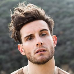 Nico Tortorella 飾演 Simon Varner