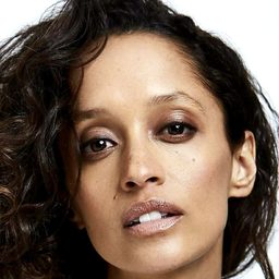 Gloria Huwiler 飾演 Carrie