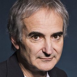 奧利維亞阿薩耶斯 飾演 Self - Movie Director