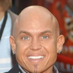 Martin Klebba 飾演 Fruito