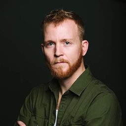 Tim Stafford 飾演 Tate