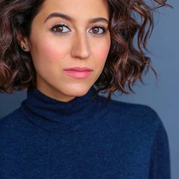 Sara Amini 飾演 Nicole