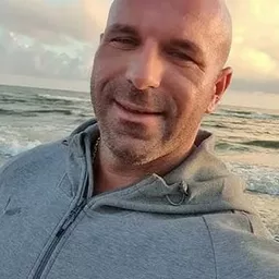 拉菲爾·愛華紐克 飾演 brother Dawid