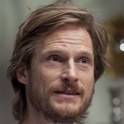 伊凡·芬尤 - 高山低谷演員 飾演Pataky András