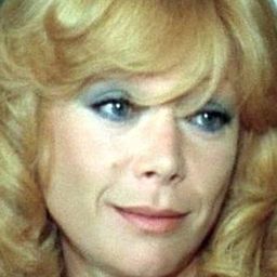 Evelyne Ker 飾演 La Mère