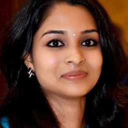 Vinitha Koshy 飾演 Dhanya