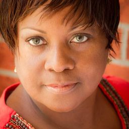 Jennie Esnard 飾演 Vicki the super