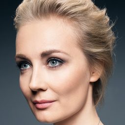 尤莉亞·納瓦納亞 飾演 Self