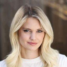 Katie Gill 飾演 Receptionist