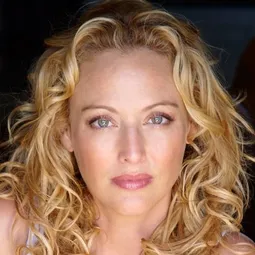 維珍妮亞美臣 飾演 Self