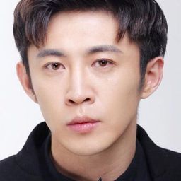 陶思源 飾演 周宏孝