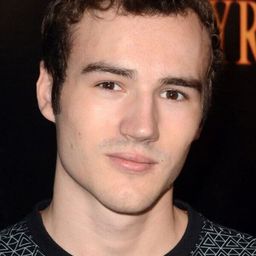 帕克·梅克 飾演 Mikey