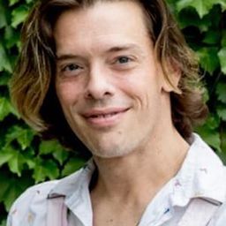 Marc-André Leclair 飾演 Nicolas / Becky Bobo