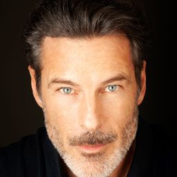 Paulo Pires 飾演 Eneas