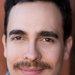 Dustin Hahn 飾演 Raymond Simon