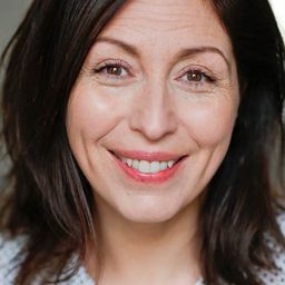 Karina Marimon 飾演 Cathy