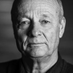 Gustav Levin 飾演 Carlos