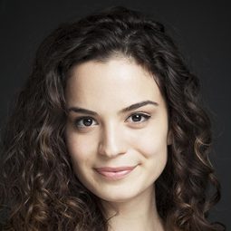 亞絲莉·貝奇洛盧 飾演 Bahar