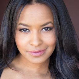 Nisa Ward 飾演 Alizé