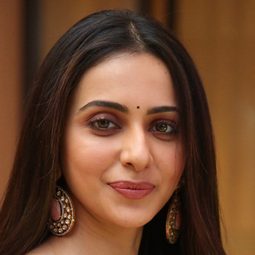 菈庫兒·普里特·辛格 飾演 Gayathri Ramakrishnan