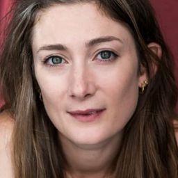 Daisy Badger 飾演 Becky