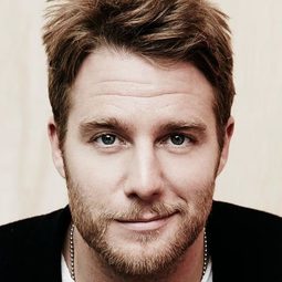 傑克·麥克道曼 - 保持關注：大理石黃蜂的故事演員 飾演Charlie MacNeel