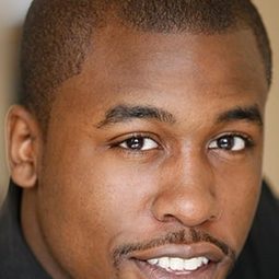 Jason Bowen 飾演 Boston Lieutenant